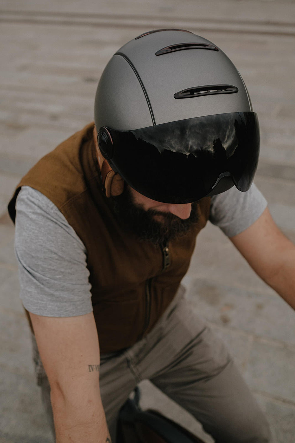 Casque Vélo Urbain Mârkö Helmet Tandem Gris Titanium porté par un homme vu de dessus